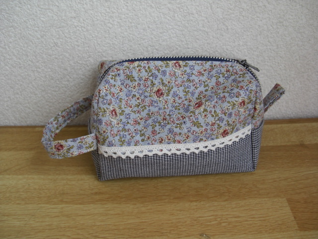 ★ハンドメイド ポーチ 水色に小花&白黒千鳥格子拍卖