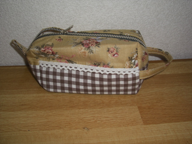 ★ハンドメイド ポーチ 黄土色に花束柄&白茶チェック拍卖