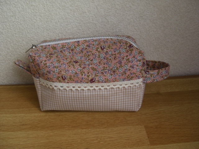 ★ハンドメイド ポーチ ピンクに小花柄&白ベージュギンガムチェック拍卖