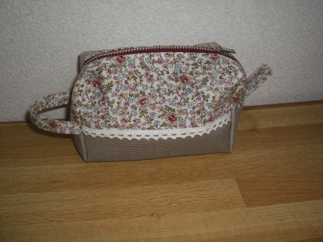 ★ハンドメイド ポーチ 白に小花柄&茶系筋織拍卖