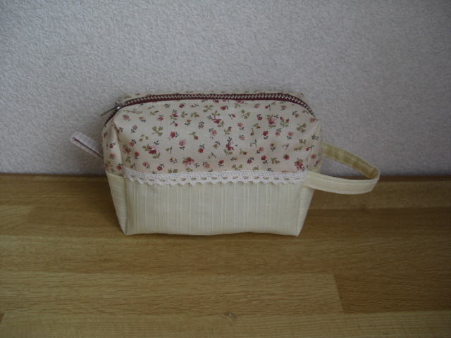 ★ハンドメイド ポーチ クリームに小花柄&クリームライン入り無地拍卖