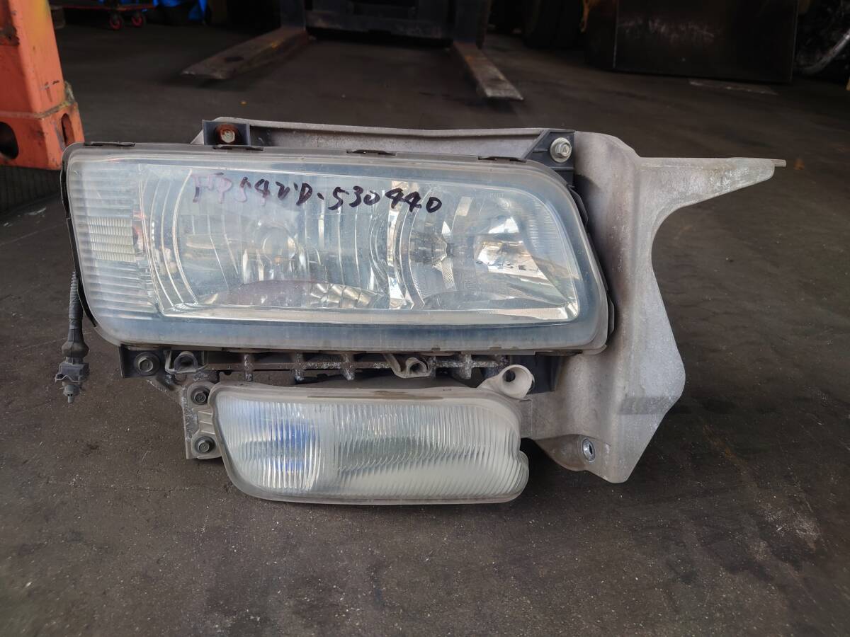 ヘッドライト ヘッドランプ 右 運転席側 三菱 ふそう スーパーグレード 平成25年8月 QKG-FP54VDR トラック 2024051007 530440拍卖