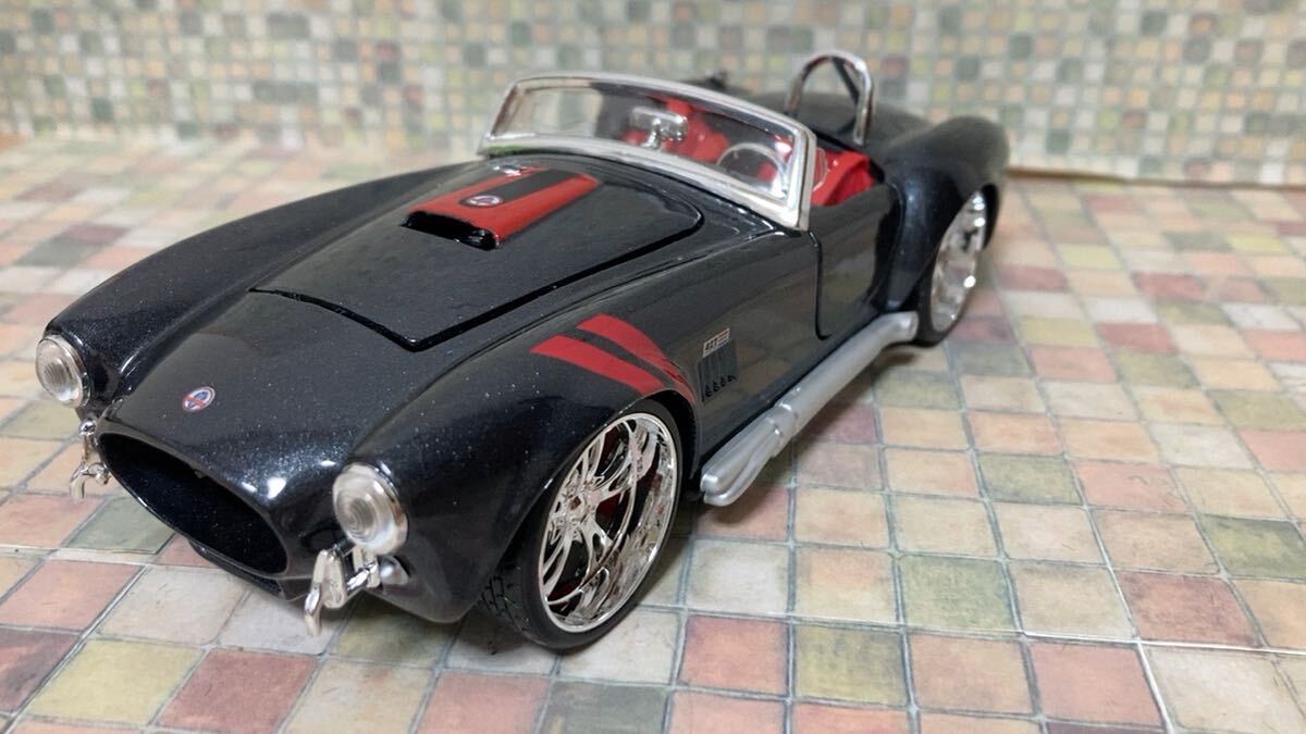 1965年のシェルビーコブラ427ダイキャストモデルカー 1/24 ブラック、レッド ギフトオプション拍卖