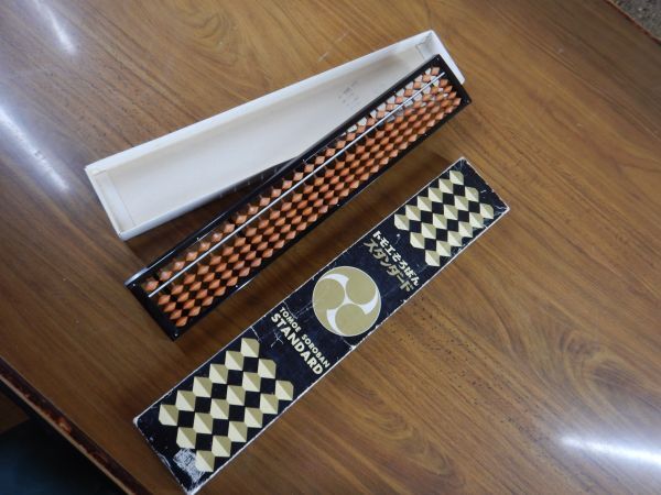トモエのそろばん040701 スタンダード 算盤 ソロバン 箱入り 樺玉 4玉x27桁 サイン入り 日本製 JAPAN 6.5x38cm 昭和レトロ拍卖