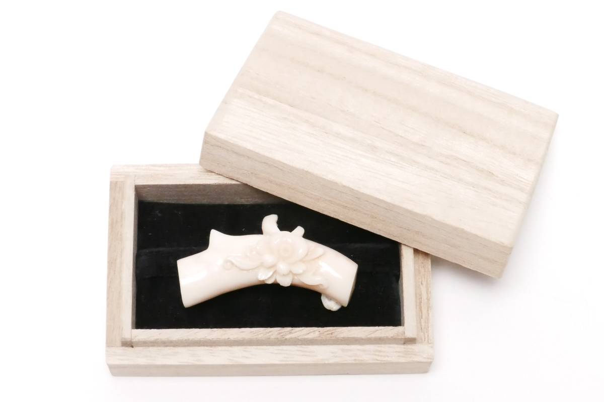 【古美道】本珊瑚 白珊瑚 花彫刻 アンティーク帯留 桐箱付 和装小物 79509034拍卖
