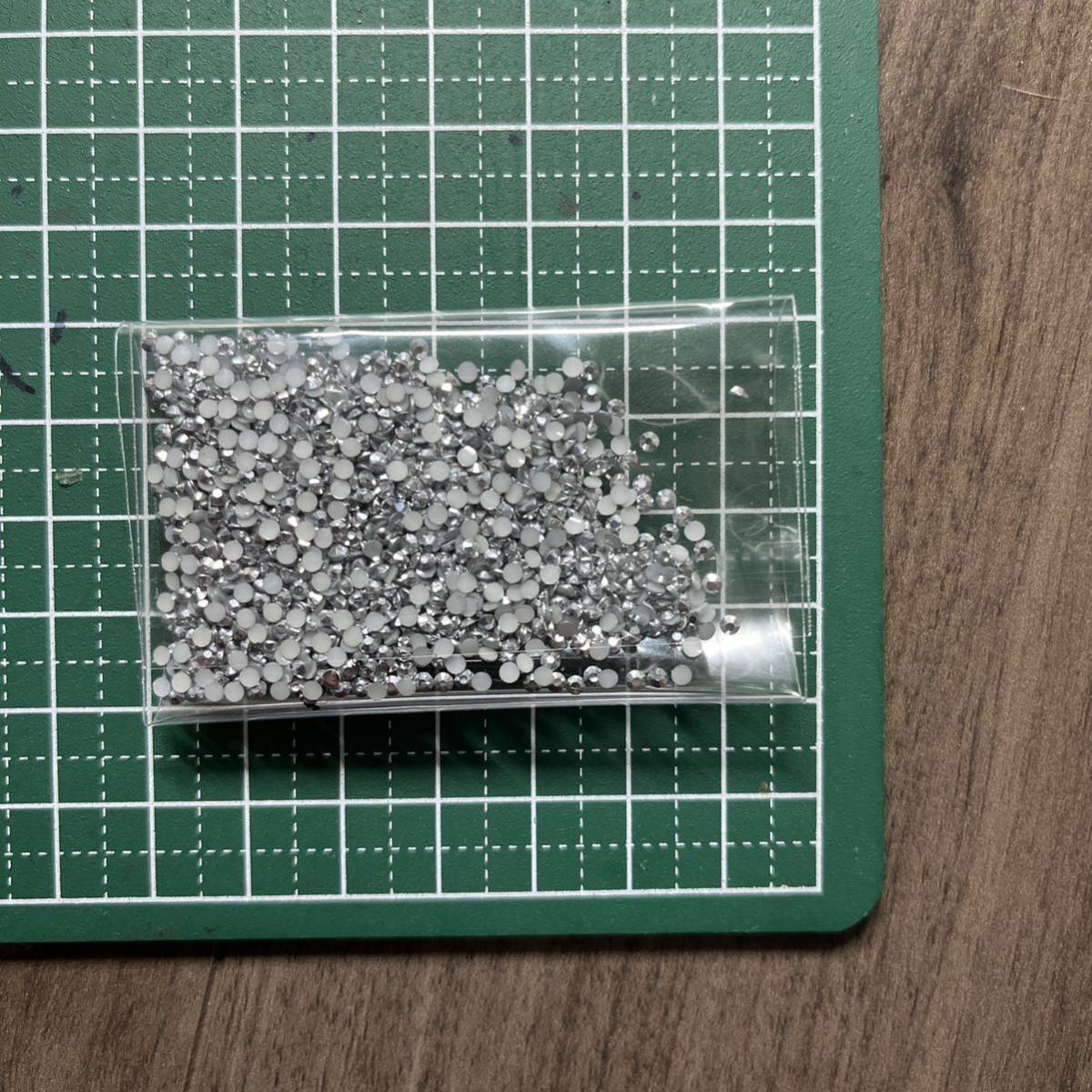 高分子ストーン シルバー 2mm 約2000粒 ラインストーン デコパーツ拍卖