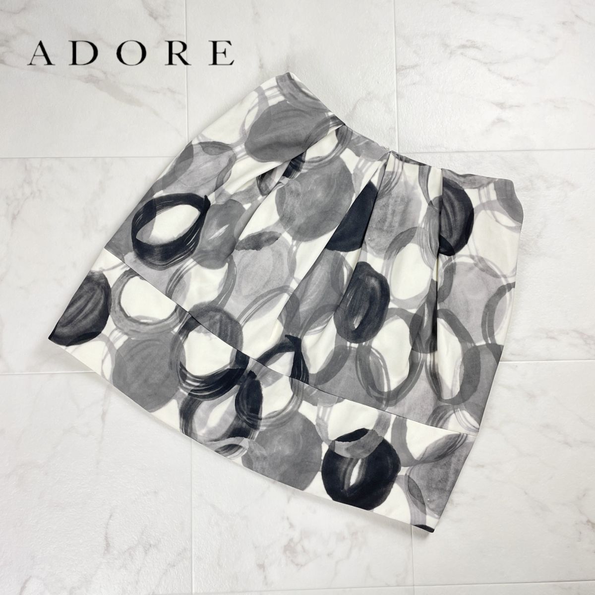 美品 ADORE アドーア 総柄コクーンスカート バックジップ ミニ丈 裏地あり 白 黒 グレー サイズ38*PC889拍卖