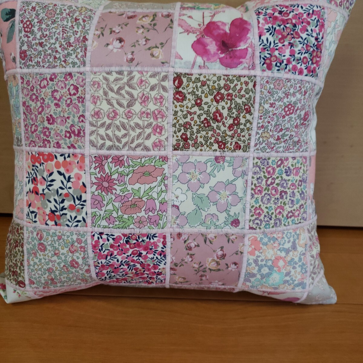 ハンドメイド ピンク系リバティ クッション 30cm角 お花畑のようなクッション m②拍卖