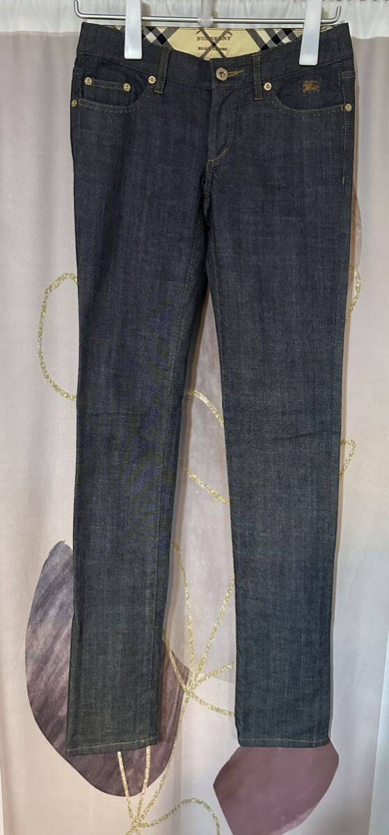 未使用級 バーバリー ブルーレーベル メタルロゴ刻印プレート ノバチェック ホース 刺繍 ストレート ジーンズ拍卖