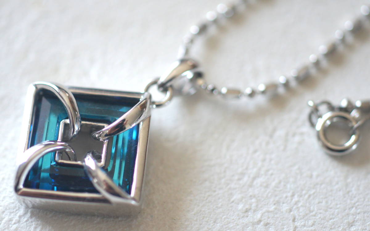 シルバー925製トップ スクエアの青いクリスタルガラスが入ったネックレス拍卖