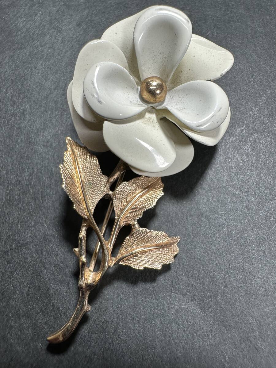 ★コレクター必見!! AYON ビンテージ 花 デザイン ブローチ ゴールド×ホワイト アクセサリー 雑貨 小物 お洒落 冠婚葬祭 高級 G960拍卖