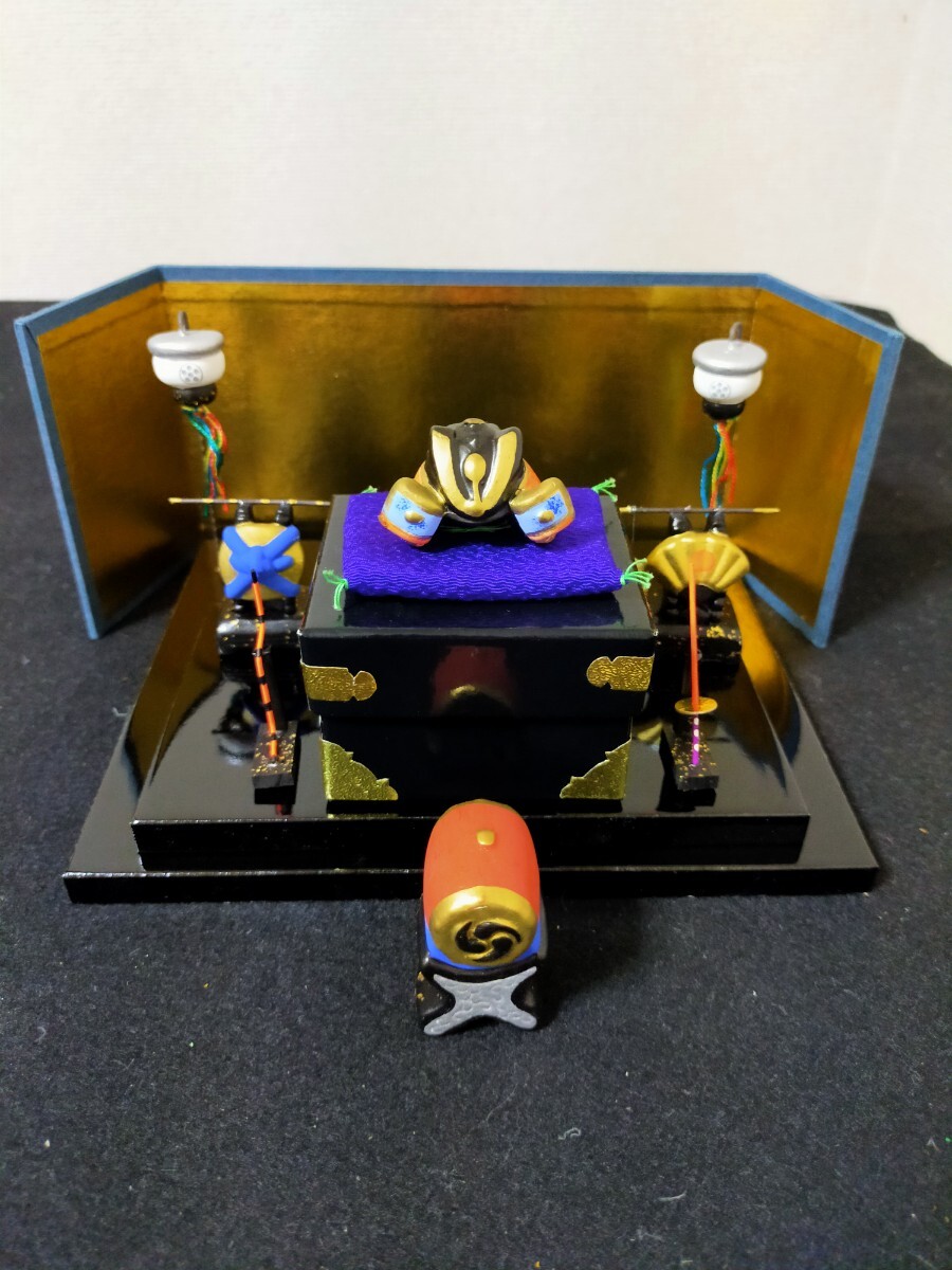 【五月人形】金色兜飾り(弓太刀付) 五月人形兜飾り 端午の節句卓上飾り 龍虎堂 子供の日 お祝い 兜平台3点飾り 屏風付き コンパクト拍卖