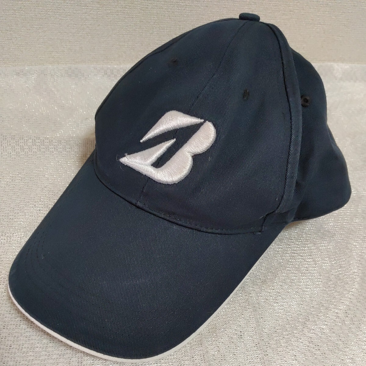 ブリヂストン キャップ 野球帽子 ブリジストン マラソン ゴルフ ロゴ バイク レース 刺繍 帽子 白 紺 ホワイト 0508-D5-SA8拍卖