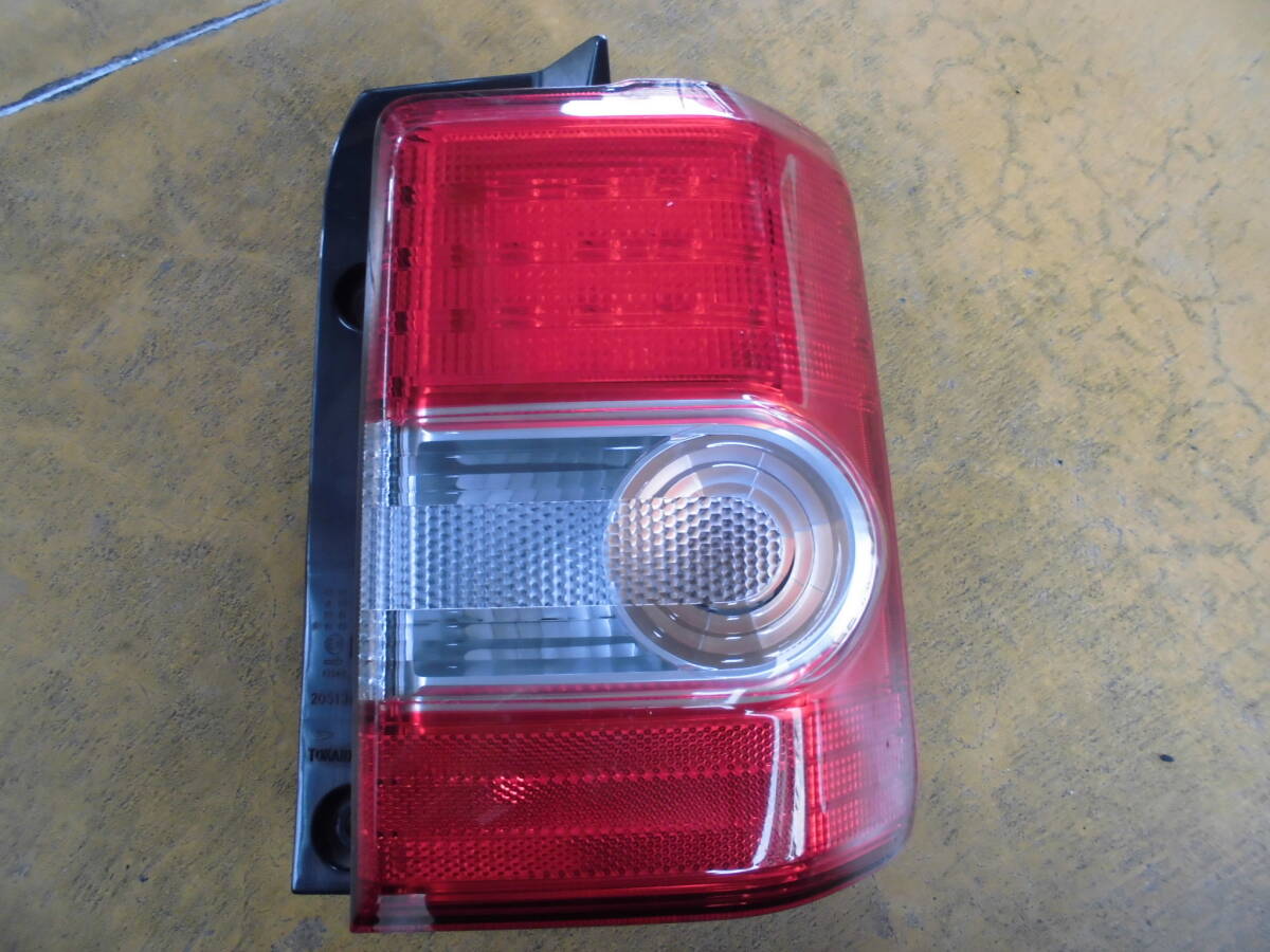 H28 ダイハツ ムーヴ コンテ L575S 右 テール ランプ 中古品拍卖