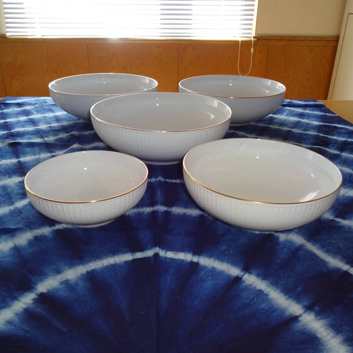 ノリタケ サラダボウル 大中小5点まとめて noritake白磁ボウル 金縁 深皿拍卖