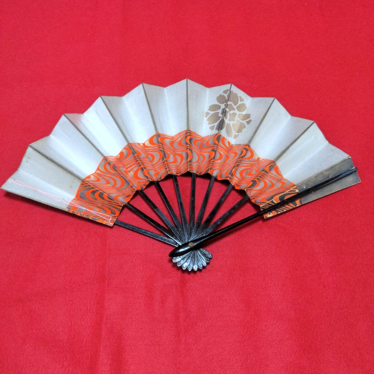 舞扇子 日本舞踊 アンティーク 骨董 舞台 踊り用 和装小物 古い舞扇 飾り舞扇 金色 銀色 流水 長さ約27cm 広げた時の幅46cm拍卖
