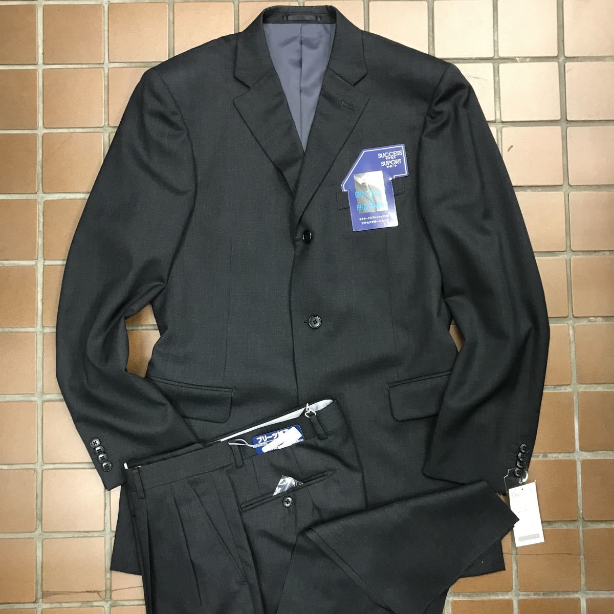 半額以下【新品】☆カネボウスーツ☆激安スーツ/リクルートスーツ 3つボタンスーツ/サイズXL Y8★グレイ系/サイドベンツ 2タック 毛100%拍卖