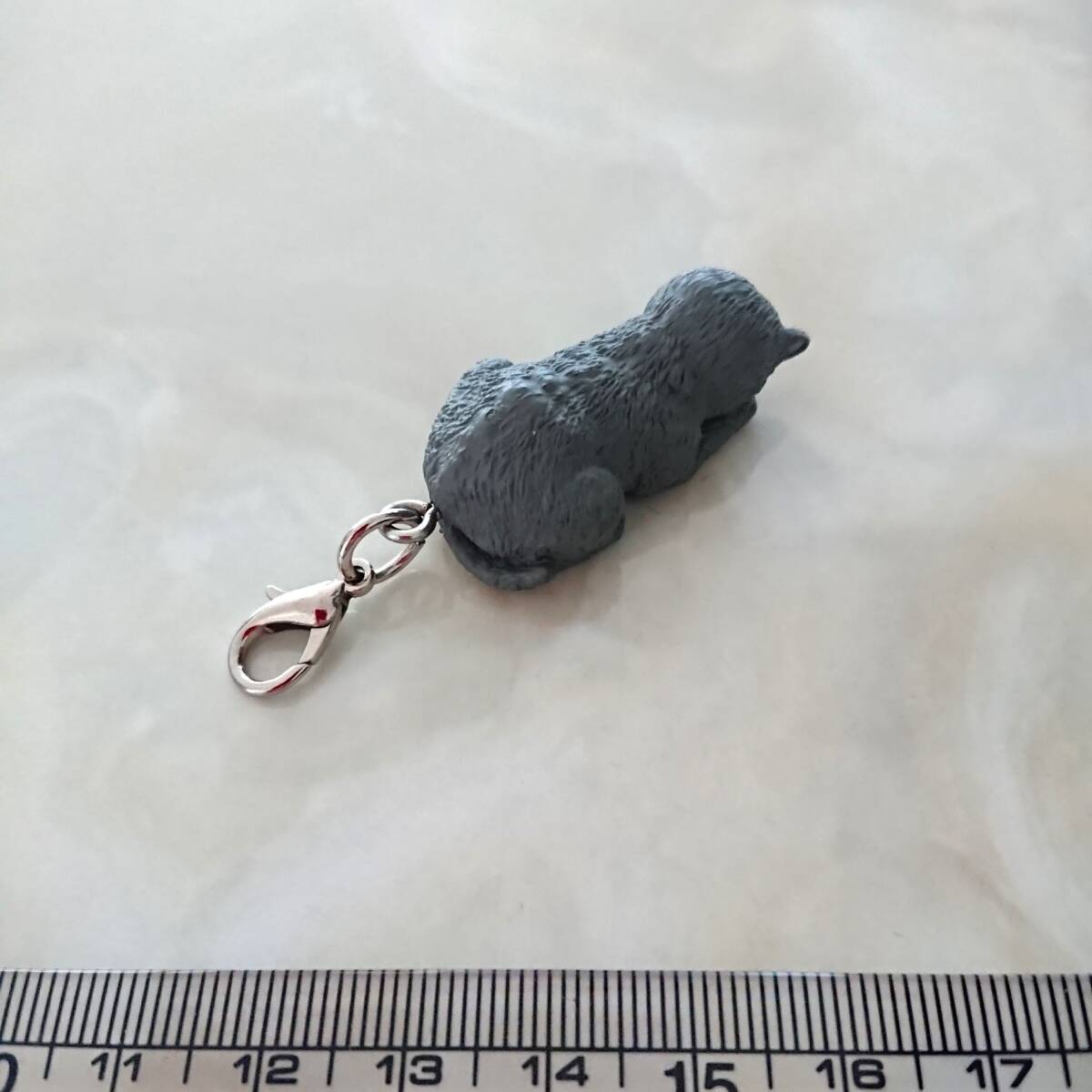 ☆顔を隠して伏せるグレーの猫 チャーム ネコ 灰色 マスコット ファスナートップ拍卖