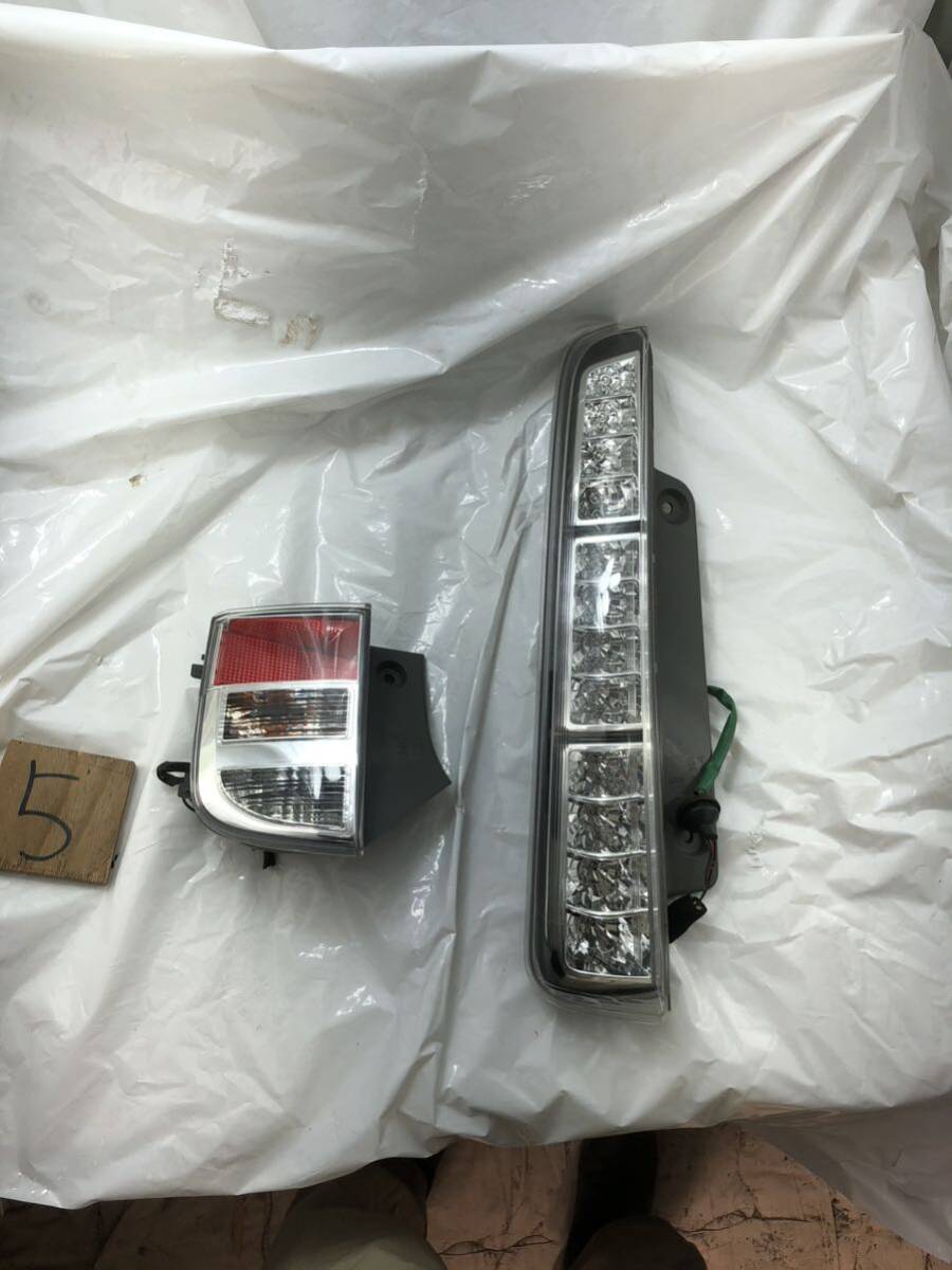 h5.8 アイシス ZGM10 ANM10 純正 テールライト テールランプ 上側 下側 左 左側助手席側 クリア 右 左 LED 44-70 / 44-64 拍卖