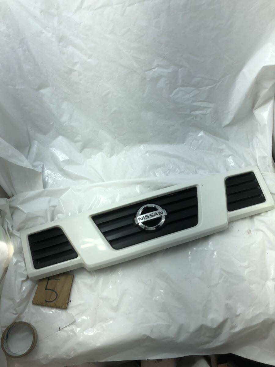 h5.76 クリッパーNV100 U71V 純正 フロントグリル フロントガーニッシュ 7405A353 白 ホワイト拍卖