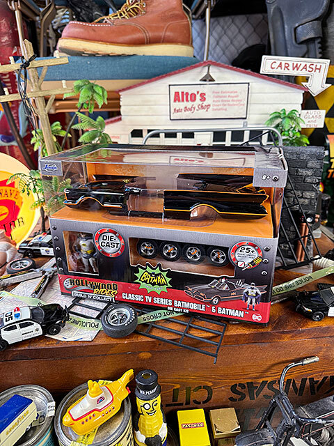 Jada クラシックTVシリーズ バットマン バットモービル ビルド&コレクト ダイキャストミニカー 1/24 (バットマン&ロビン付き)拍卖