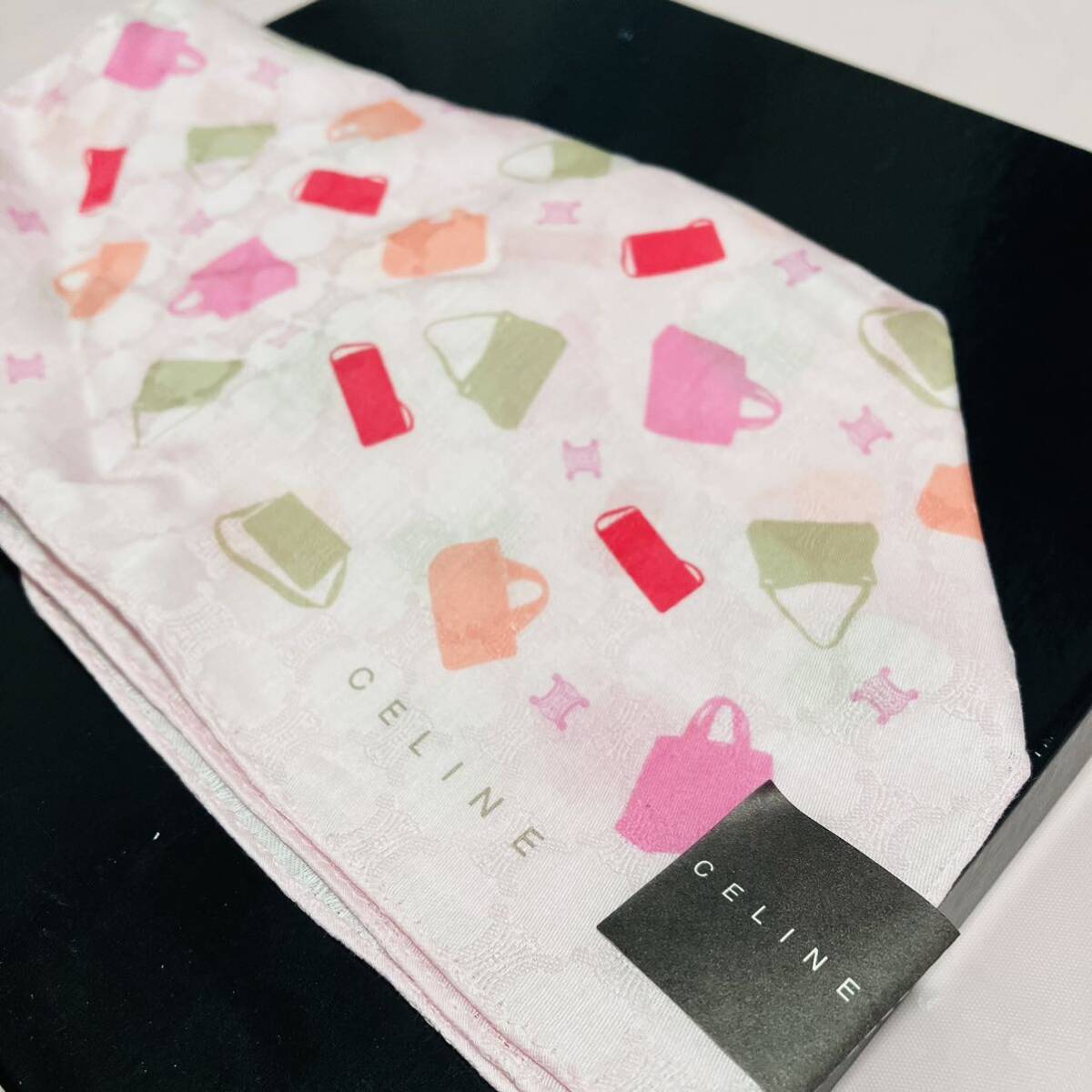 【レア】新品/CELINE/大判ハンカチ/正規品/セリーヌ/ハイ未使用/ブランド/マカダム柄/綿100%/レディース/ハンカチーフ/服飾バッグ柄ピンク拍卖