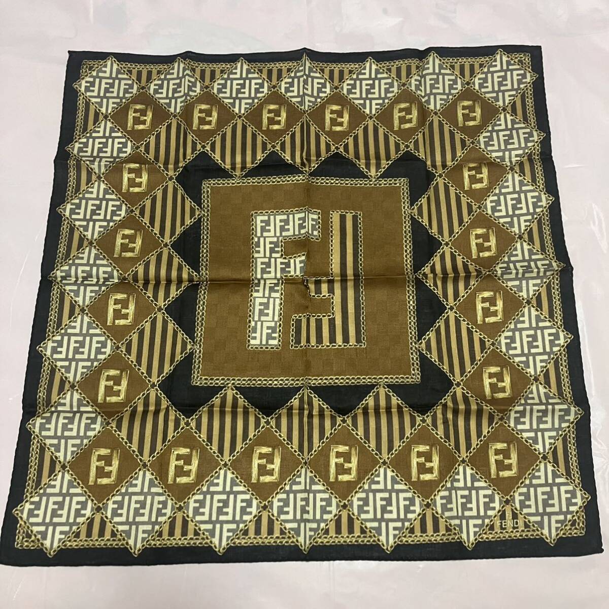 【人気柄】新品/FENDIハンカチ/正規品/フェンディ/ズッカ柄/未使用ブランド大判/レディース/チャーム柄/婦人用/総柄ブラウン茶色/メンズ/黒拍卖