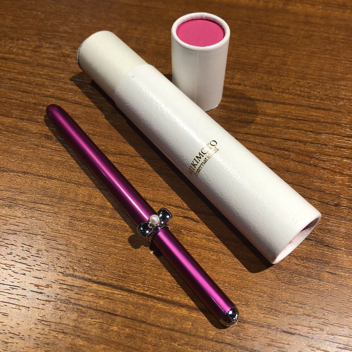 〈送料無料〉ミキモト リップブラシ リボン 紅筆 パール 真珠 ピンク メタリックピンク 化粧道具 化粧小物拍卖