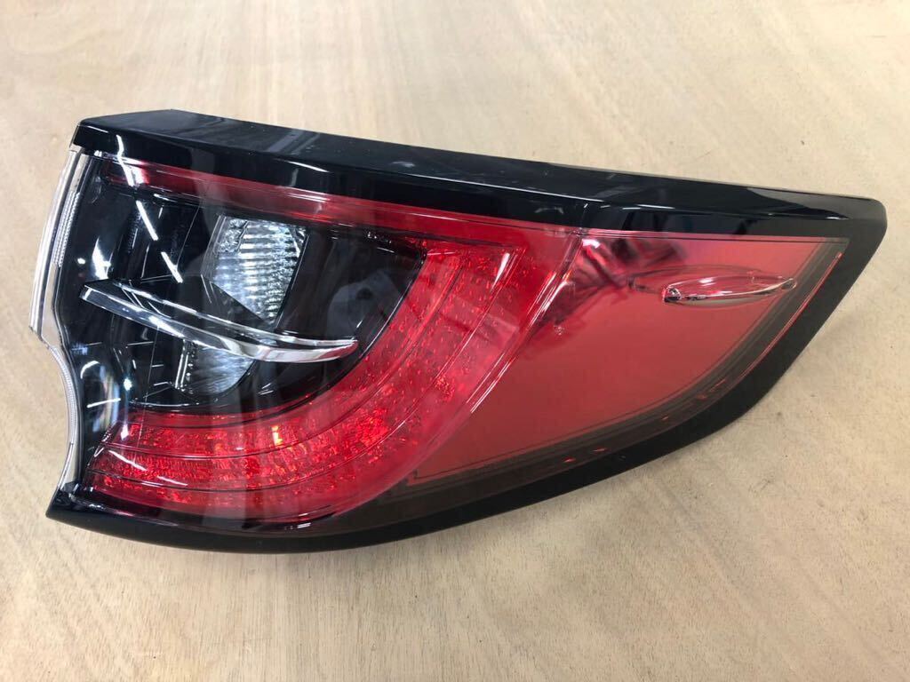 美品 ZWE カローラツーリングハイブリッド 右テールランプ LED ok拍卖