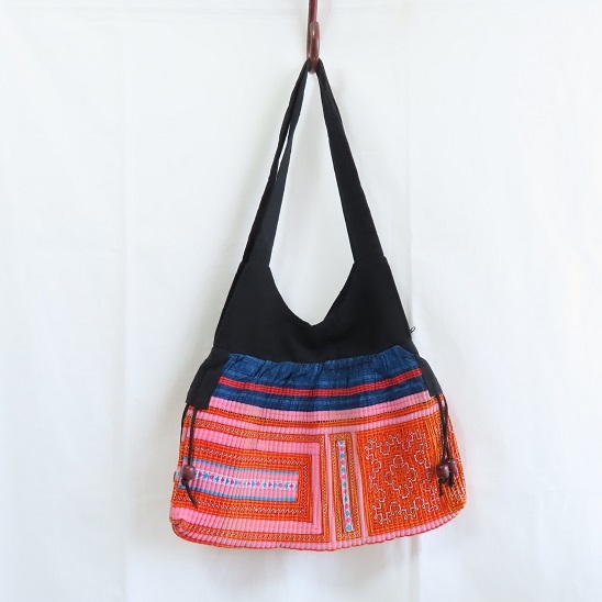 〓 新品 〓 モン族バッグ 〓 モン族 民族 少数民族 刺繍 古布 エスニック アジアン バッグ 鞄 おしゃれ 〓B582拍卖