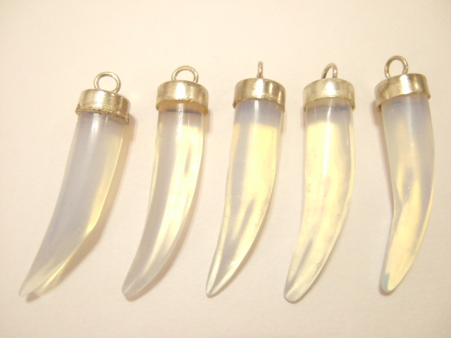 横浜最新 ムーンストン♪魅惑の牙ペンダント5個セットメンズレディース 守護魔除け 送料220円ξbalnξξアクセサリーパーツ部品卸し133拍卖