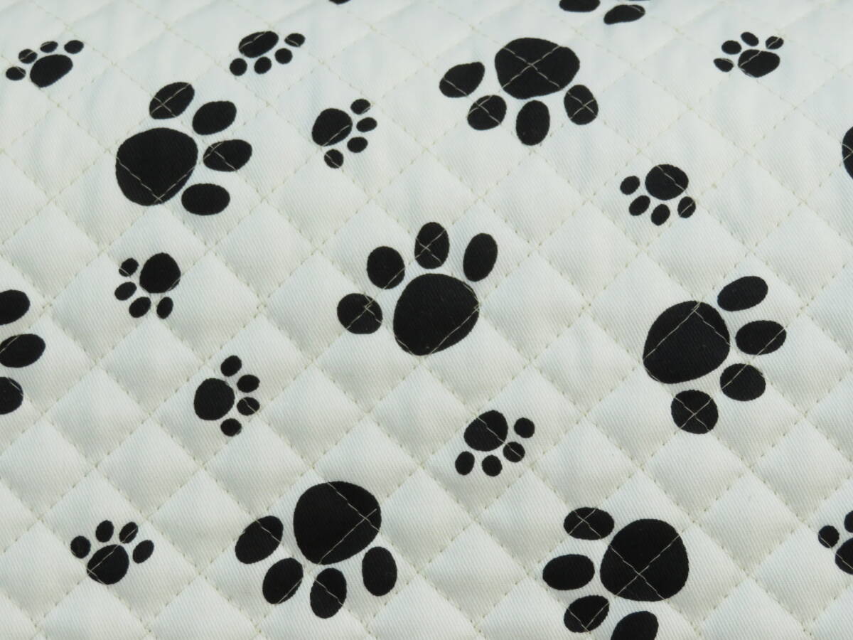キルティング ●1m単位販売●(Q-34) 足あと 肉球柄 キルト 白色 白 あしあと 足跡 ねこ 猫 いぬ 犬 布 生地 布地 カバン 安い 黒 アニマル拍卖