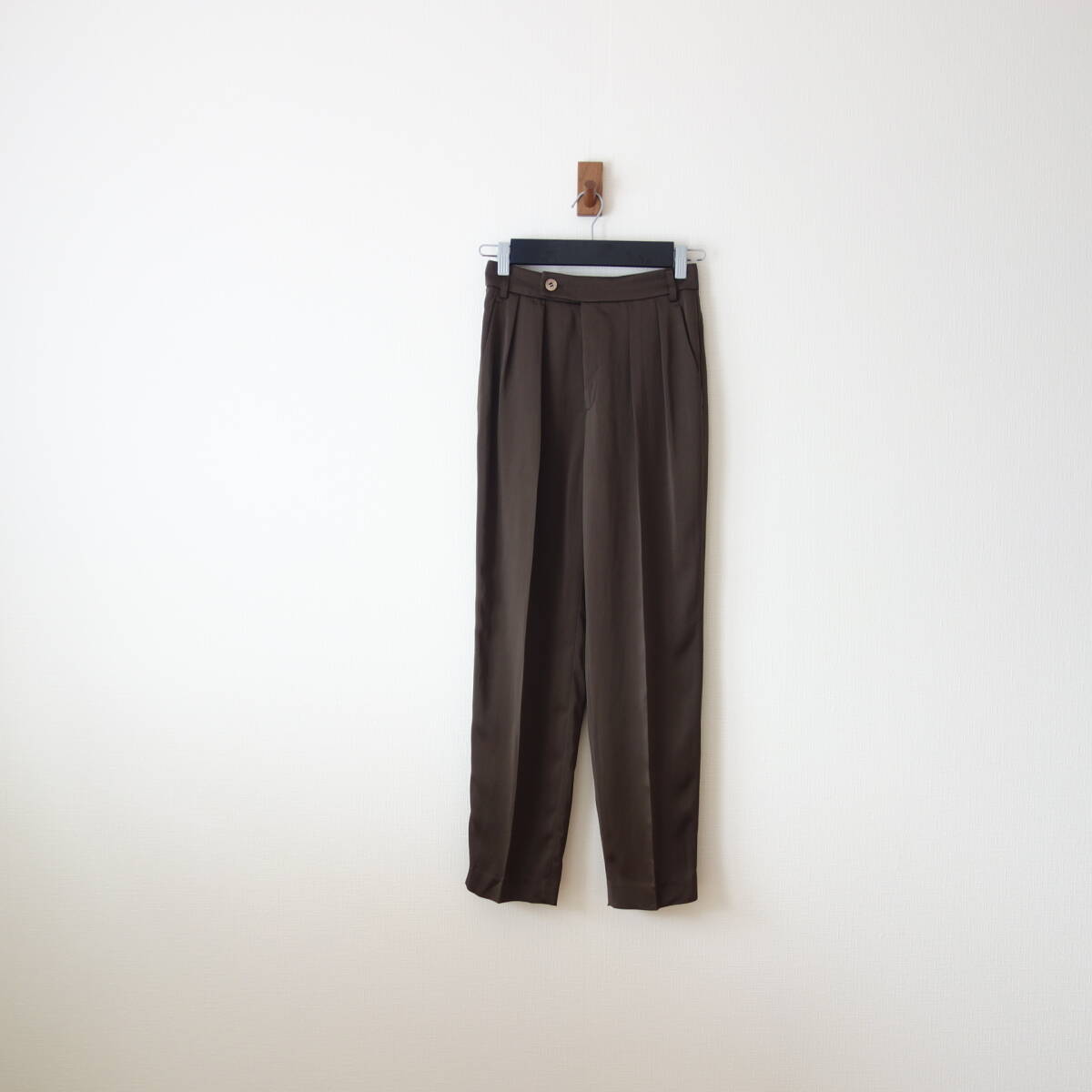 ☆23区 ハイツイストサテンテーパードパンツ☆拍卖