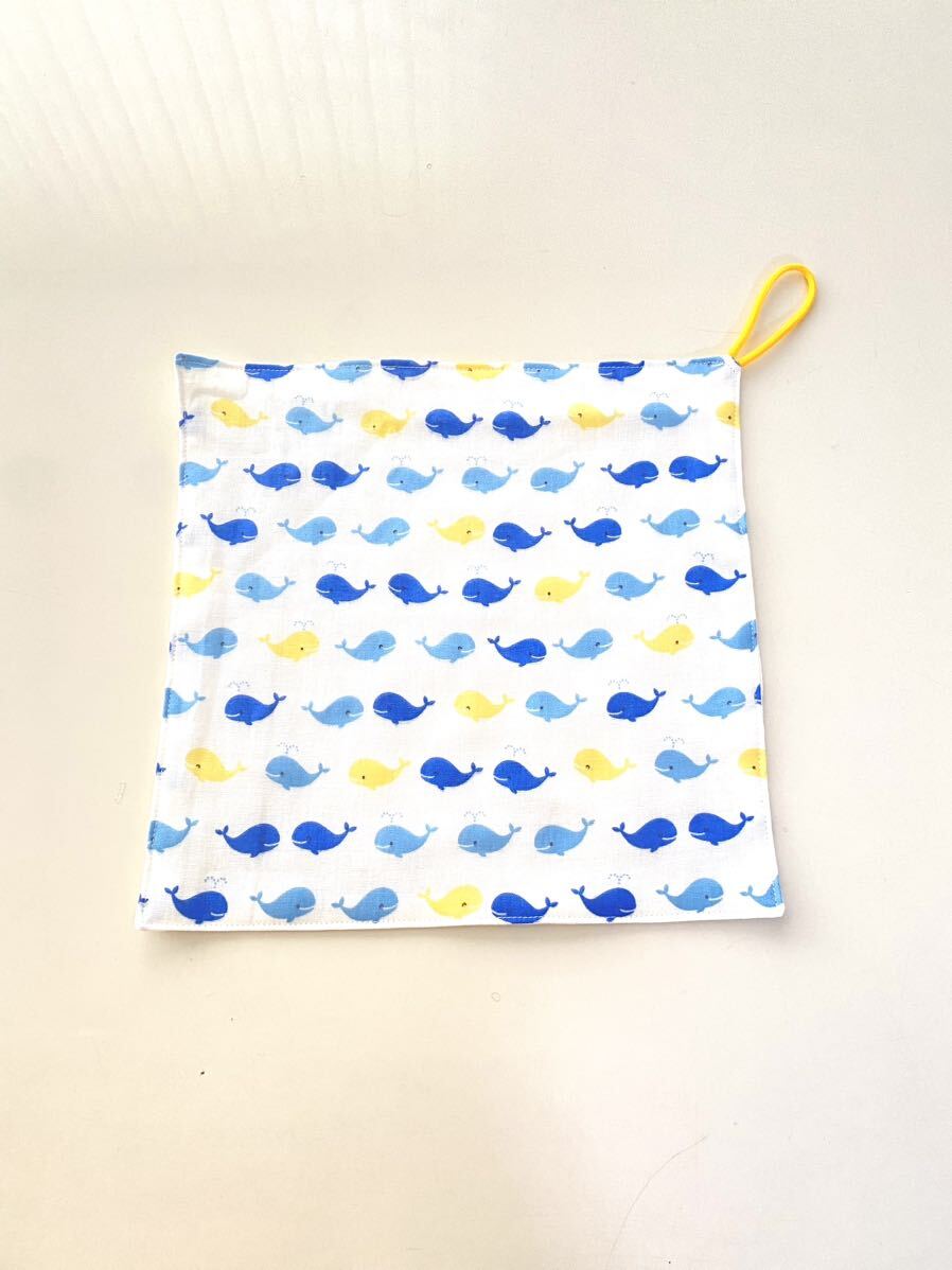 ハンドメイド★ループ付きタオル wガーゼハンカチ 25cm くじら(158)拍卖