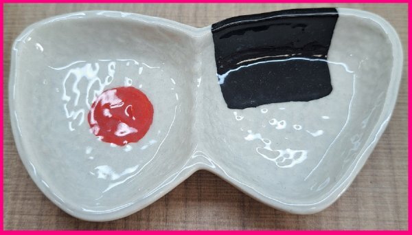 【送料無料:2連皿:1点:醤油皿 小皿】★可愛い「おにぎり」柄★薬味皿 小物皿 珍味皿 小鉢 小物入れにも★陶器 和柄 オニギリ おむすび拍卖
