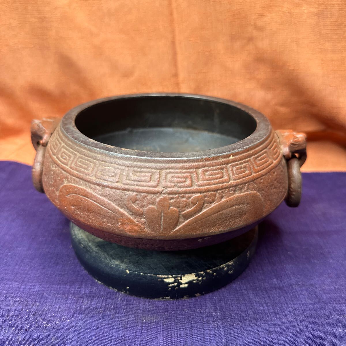 時代物 香炉 銘がない獅子耳 三つ足 回紋鉄製時代物 仏具拍卖
