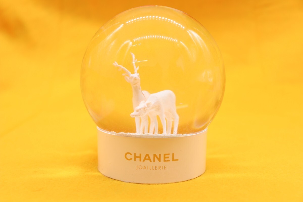新品未使用 CHANEL シャネル スノードーム オブジェ 置物 インテリア ノベルティ 非売品 トナカイ 鹿 モチーフ ロゴ ホワイト ゴールド拍卖