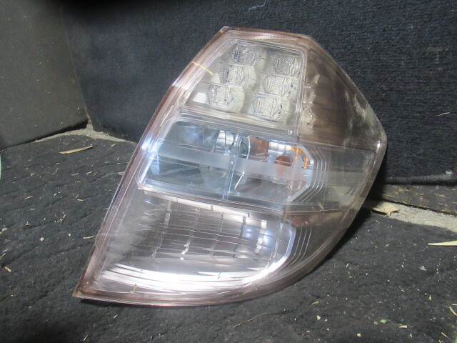 ★19R6 63569 GE8 フィットRS 純正右テールランプ スタンレーP9882 修理やストック等に拍卖