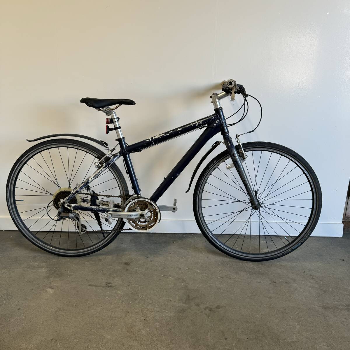 i586(コ)□岐阜発 △ GIANT / ジャイアント / クロスバイク / 3×8段変速 / 色塗り / サドル破れあり / 走行確認 / 現状品 R6.6/4□拍卖
