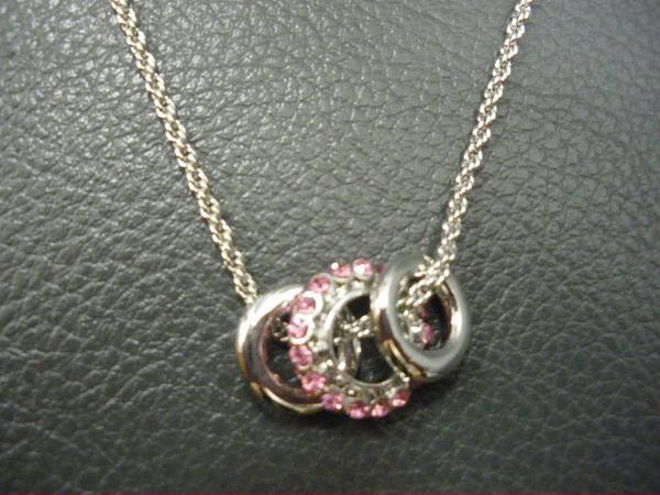 【胸元に輝きを】程よいボリューム感 3連 リング ネックレス ストーン ピンク拍卖