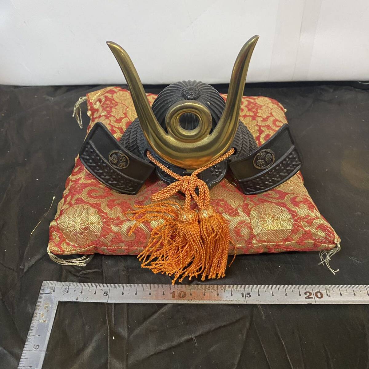 詳細不明 鉄製 出世兜 小 座布団付拍卖