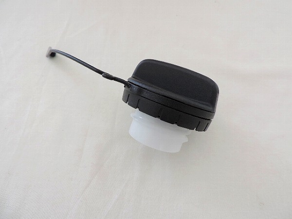 ★新品★ ダイハツ純正 ヒューエルキャップ ストラップ付 色々な車種に流用可能 77300-52030拍卖