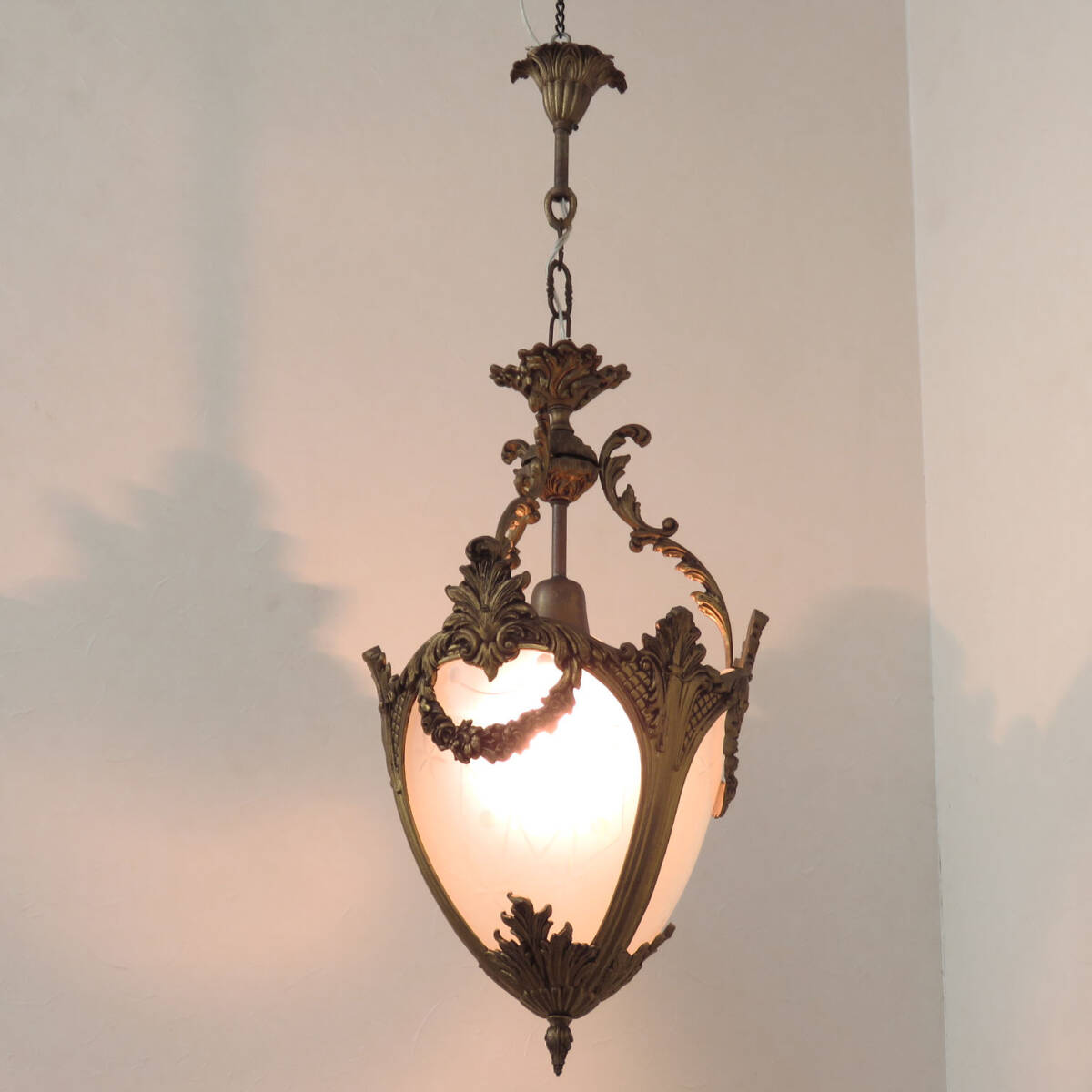 ガラスにエッチングが施された真鍮の1灯式ランプ/ライト/吊り下げ/天井照明/ディスプレイ/店舗什器/インテリア/リフォーム/内装/AL-2124拍卖