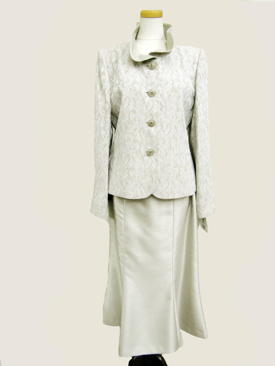 レディーススーツ ベージュ系 9号 ご両家お顔合わせ、結婚式にどうぞ 未使用品拍卖