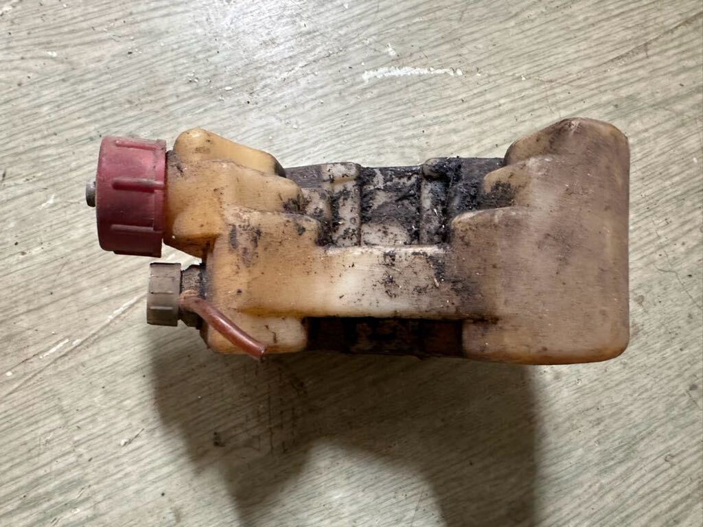 送料520円 草刈機刈払機 部品パーツ 燃料タンク 三菱 型番不明 適合機種不明 汚れあり タンクひび割れなし 蓋 キャップ付き拍卖