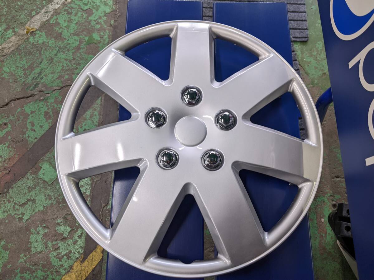 【15インチスチールホイール用 ホイールキャップ】 足元のドレスアップに最適です。 1点限りです。拍卖