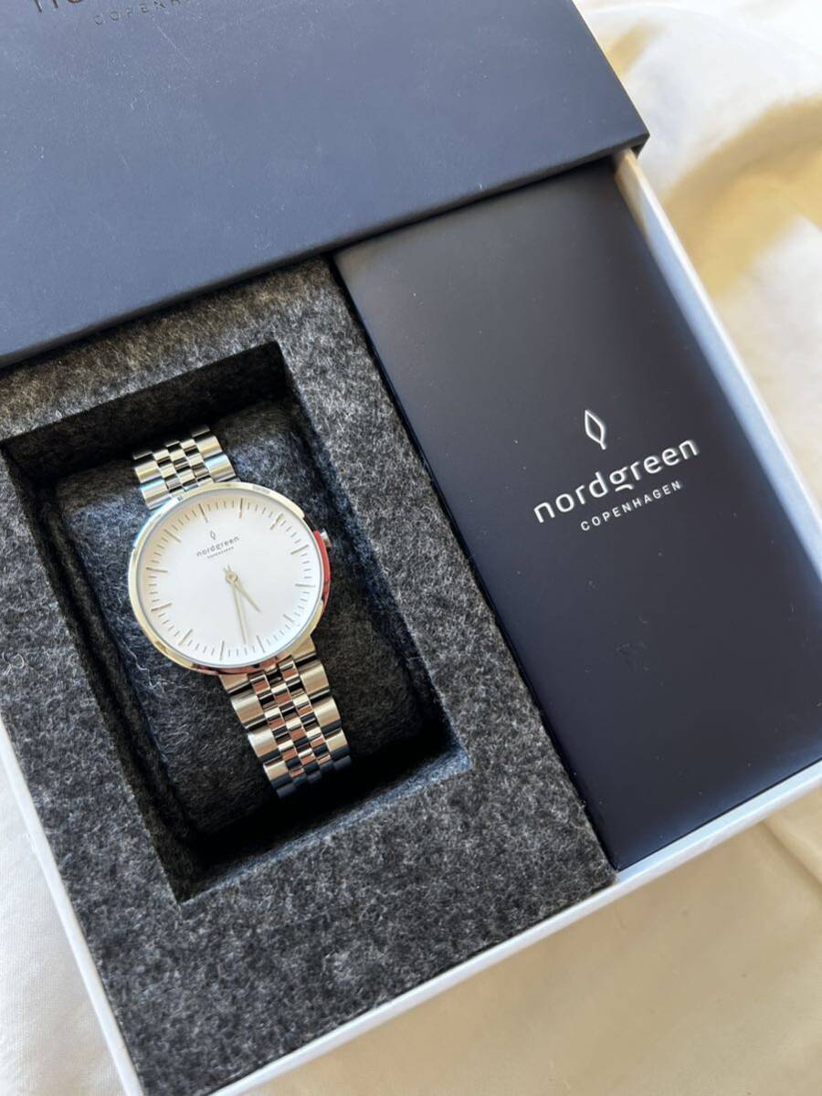 腕時計☆ユニセックス☆北欧デザイン☆2023infinityホワイトダイヤルリングブレス☆32mm☆シルバー☆美品拍卖