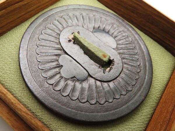 【7670】刀装具 江戸期~ オリジナル 鉄地 菊紋 鍔 重量163g(初品・買取品)拍卖