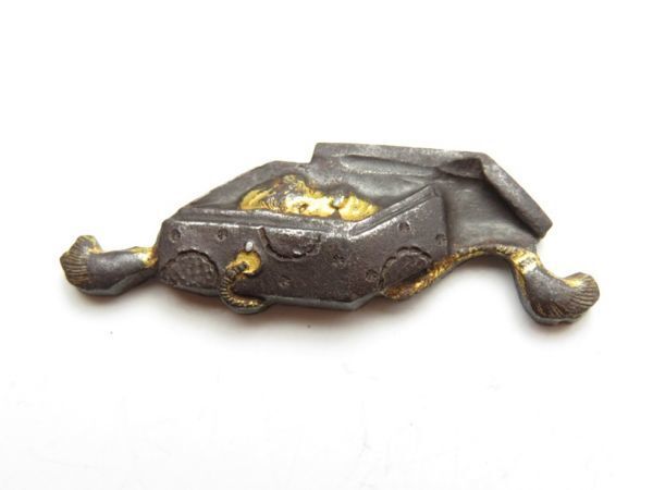 【2416】刀装具 江戸~ オリジナル 鐵製 玉手箱金具 6g(初品・買取品)拍卖