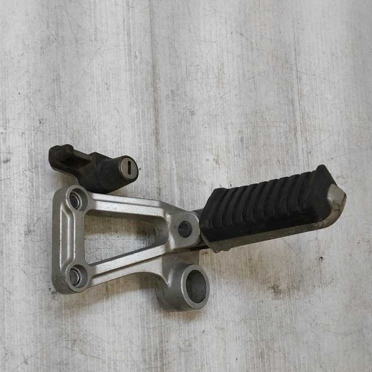 【0318-3】 カワサキ GPZ400R 左 リアステップホルダー タンデムステップ 当時物 絶版 旧車 KAWASAKI拍卖